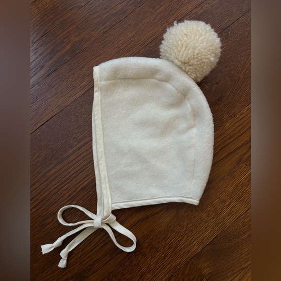 Khanh Fleece Bonnet with Interchangeable Pom - Picture 1 of 4